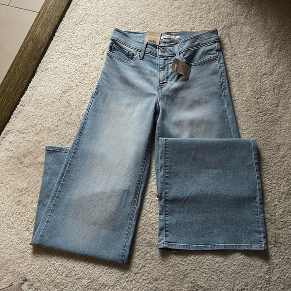 Levi's Denim - NWT Levi’s 318 Shaping Wide Leg Light Wash Size 27/32